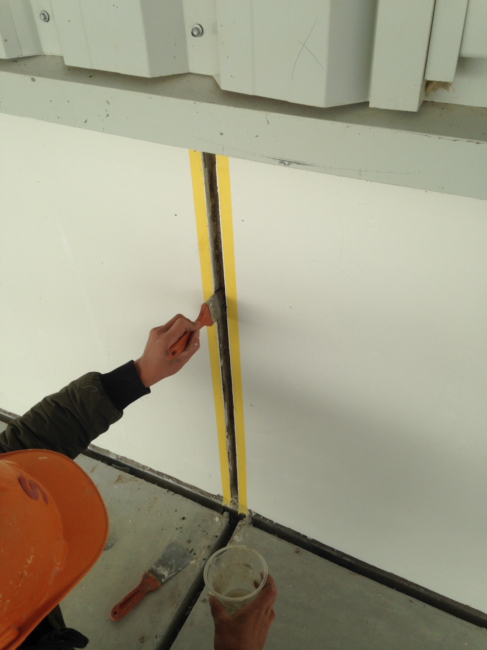 Bí quyết lựa chọn và sử dụng băng dính che phủ bề mặt masking tape trong thi công sơn và keo trám sealant