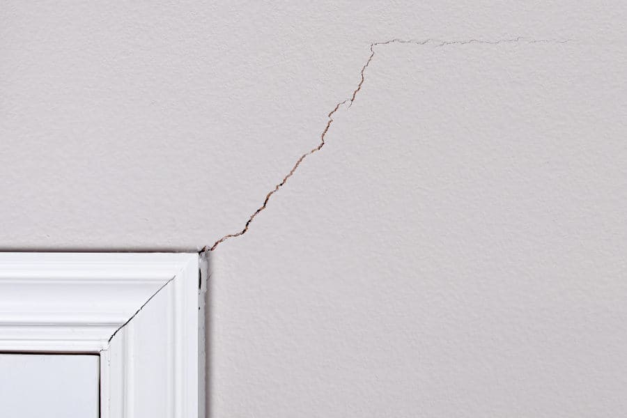 Nứt tường và cách xử lý nứt tường hiệu quả 1 Tường bị nứt do co ngót vật liệu và rung chấn