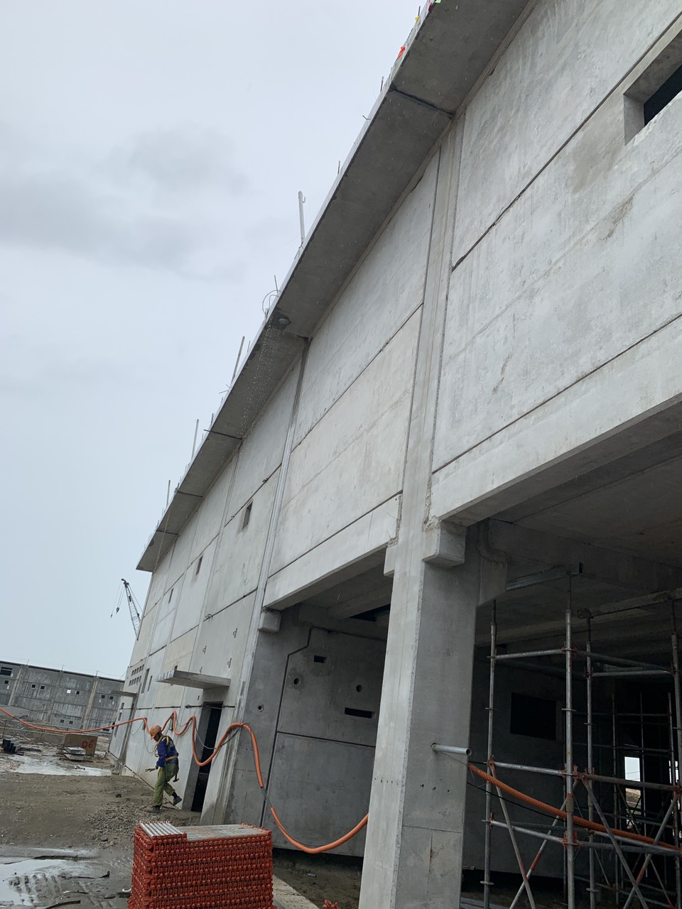 Precast concrete wall 