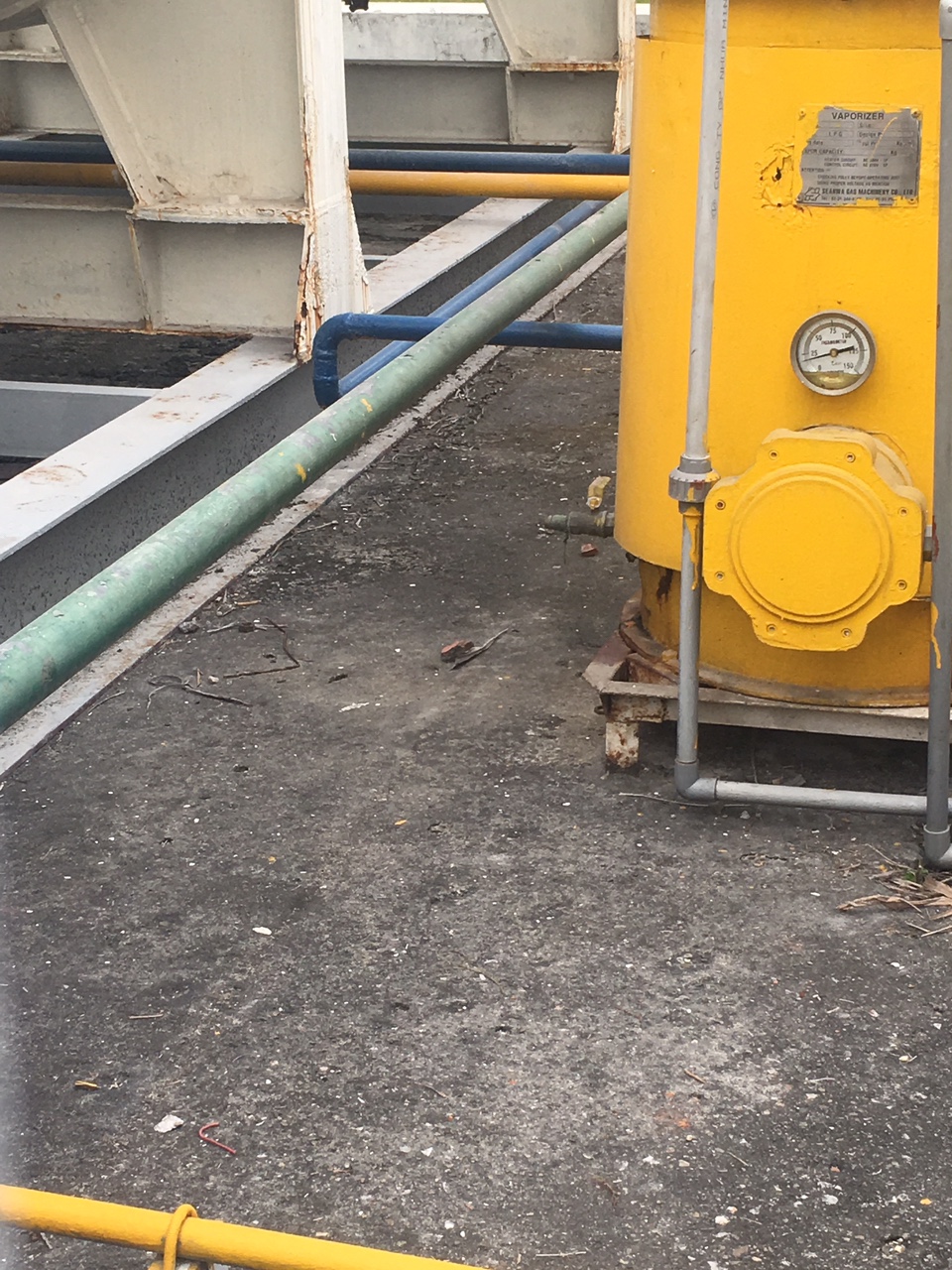 Hiện trạng ăn mòn đường ống và bồn chứa khí hóa lỏng LPG - chân đỡ bồn chứa LPG