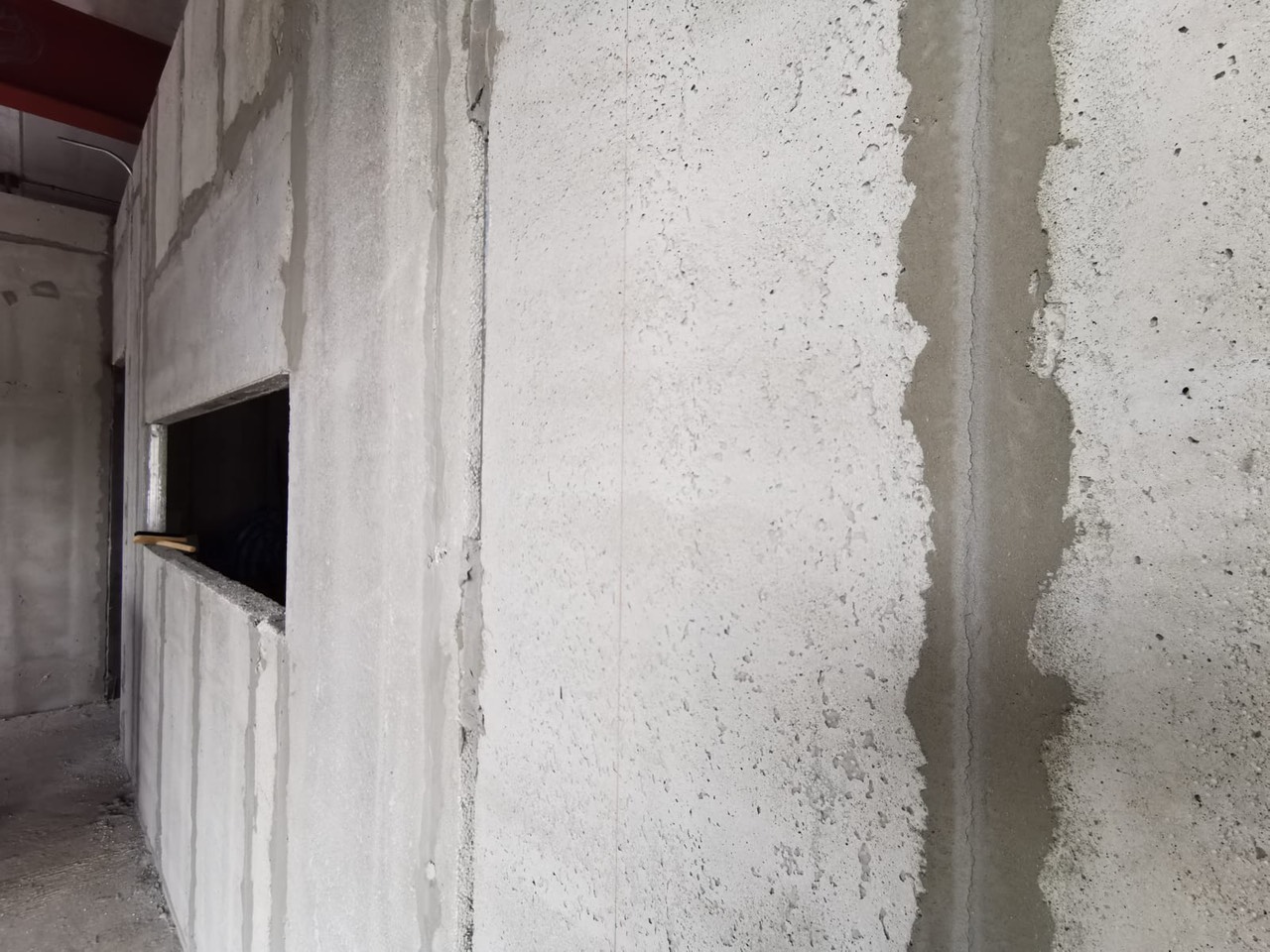 Một trong những vấn đề lớn nhất của hệ tường acotec là nứt nhỏ dọc theo các khe nối tấm tường.