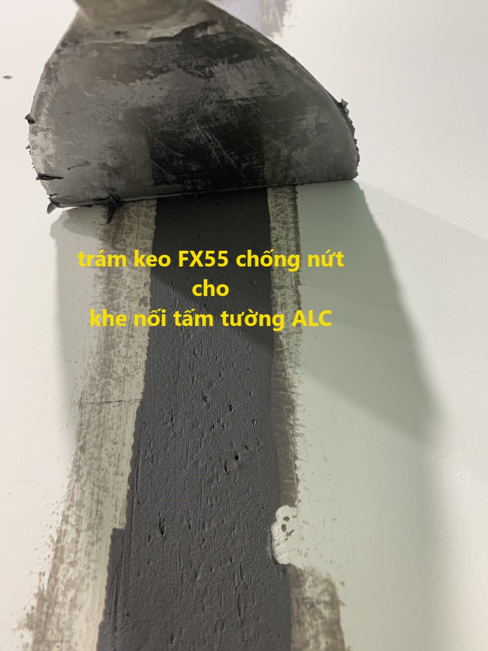 Khe nối tấm tường ALC được trám keo FX55 chống nứt