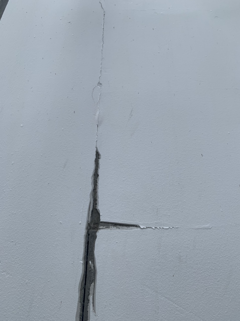 Hiện trạng | Nứt tách lớp giữa cột bê tông và tường gạch